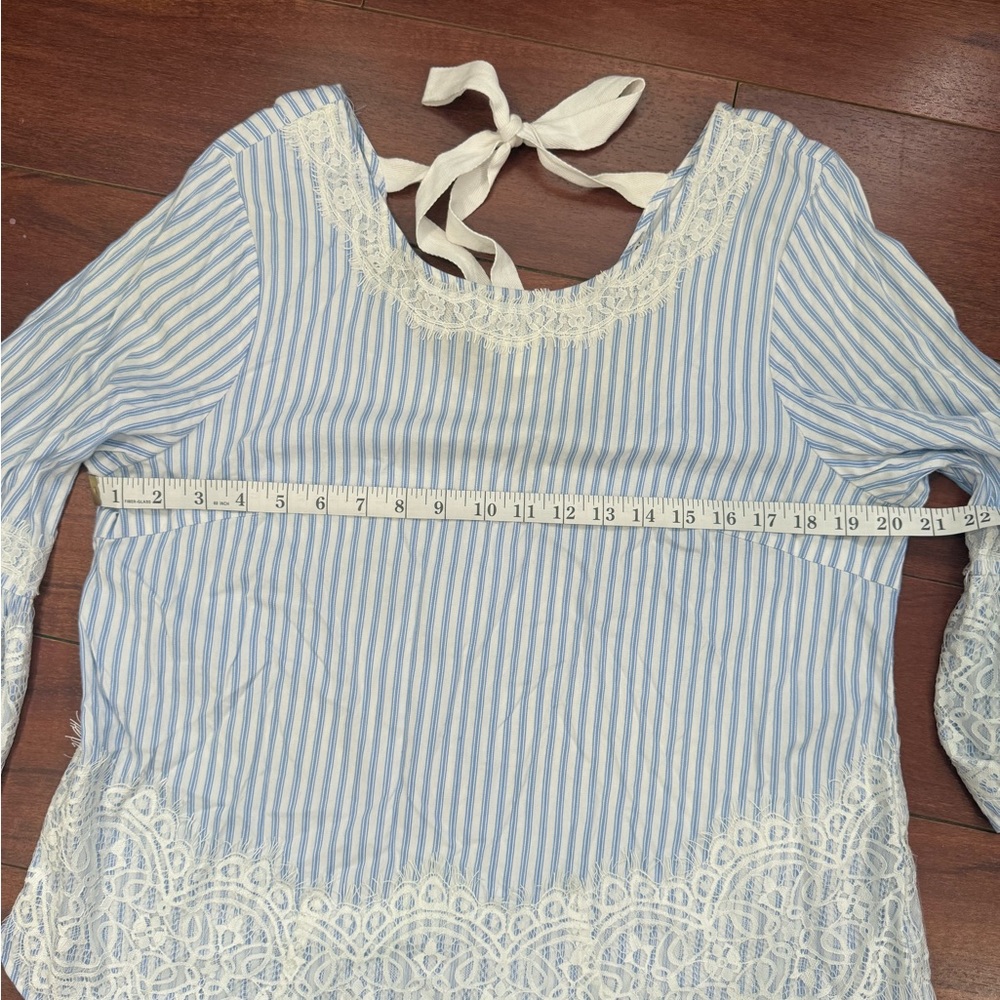 Chic Blue Striped Lace Blouse - Picture 8 of 10